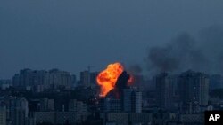 Pamje nga shpërthimi në Kiev, në orët e hershme të 6 qershorit.