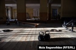 COVID-19-ის გაზრდილი რისკის გამო, საქართველოს სპორტულმა ფედერაციებმა ვარჯიშები შეაჩერეს. დარბაზები და სტადიონები ცარიელია. შეჩერებული და გადადებულია თითქმის ყველა შეჯიბრი, სპორტის ყველა სახეობაში. სპორტსმენების ნაწილი ვარჯიშს სახლის პირობებში, ინდივიდუალურად განაგრძობს.