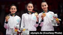 Даяна Абдрибекова (справа), Алина Адильханова (в центре) и Адиля Тилекенова (слева) на церемонии награждения Азиатских игр в Джакарте, 27 августа 2018 года. Фото Салии Сабиевой, Национальный олимпийский комитет Казахстана.