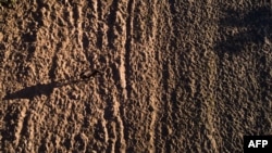 Programul alimentar ONU avertizează că 6 milioane de locuitori din Zimbabwe se află în situația de „nesiguranță” alimentară din cauza secetei prelungite. În imagine, pășuni transformate în deșert în țara sud-africană, la 17 mai 2024.