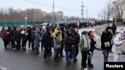 Kolona ljudi čeka da oda poštu Navaljnom, koji je prije godinu dana preminuo pod još nerazjašnjenim okolnostima.