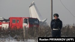 На месте крушения пассажирского самолета Fokker 100 близ алматинского аэропорта. 27 декабря 2019 года.