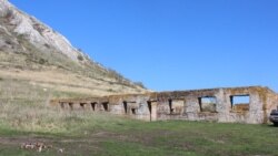 Развалины жилых бараков спецлагеря № 0016.