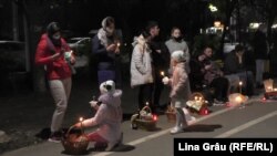 În așteptarea sfințirii bucatelor, în cartierul Ciocana al Chișinăului, 2 mai 2021