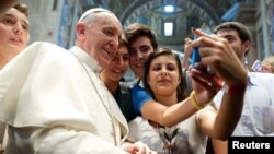 Папа римский с молодыми верующими в соборе Святого Петра в Ватикане