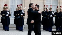 Președintele Franței, Emmanuel Macron, primindu-l pe cel al Ucrainei, Volodimir Zelenski, la Paris, pe 26 martie 2025
