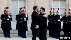 Эмманюэль Макрон и Владимир Зеленский в Париже, 26 марта 2025 года