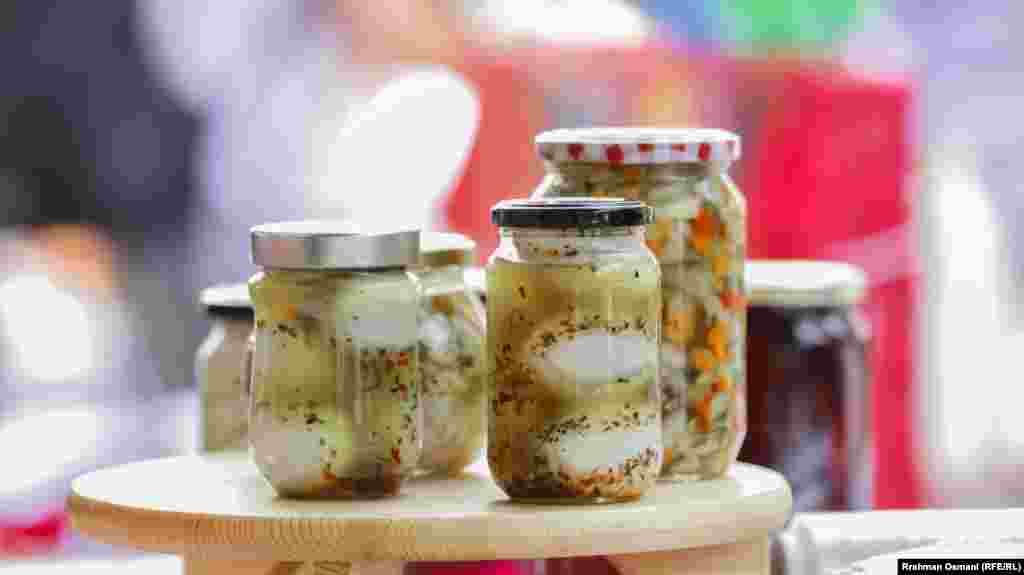 Në panair u prezantuan edhe turshi vendore të ekspozuara në tezga të dekoruara me motive tradicionale...