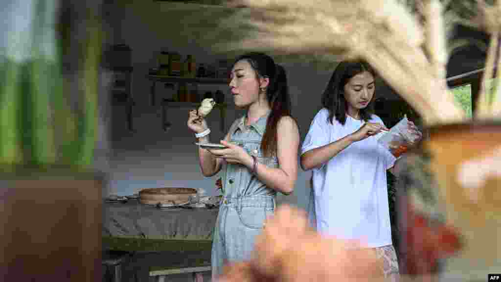 „Családon belül a nőknek gyakran gondoskodniuk kell a nagyszülőkről, a gyerekekről, miközben a házimunkával is haladniuk kell, és akkor még arról nem is beszéltünk, hogy a munkahelyükön is állniuk kell a sarat. Szükségük van egy helyre, ahol nem kell szerepet játszaniuk, hanem egyszerűen önmaguk lehetnek” - magyarázza Keke az AFP-nek