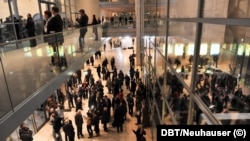 Пространството пред пленарната зала на германския бундестаг, където журналистите имат възможност да разговарят с депутати.