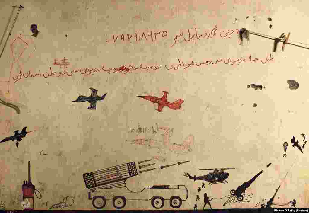 Надписът гласи: &quot;Дори и в клетка, папагалът може да се наслаждава на зеленината. Дори и в затвора, човек може да се наслаждава на това, че е в родината си.&quot;