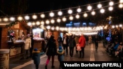 Коледни лампи пред НДК. По дължина са наредени над 40 къщички с храни, напитки и подаръци, 26 ноември 2024 г.