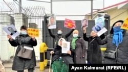Tiltakozás a kínai nagykövetség előtt Almatiban, 2021. február 9-én.