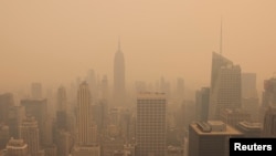 Panorama New York-ului de pe terasa Rockefeller Center, la câteva zile după ce fumul din Canada a învăluit Coasta de Est a SUA 