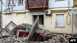 Автомобил под урнатините по рускиот воздушен напад врз Херсон. Фотографија објавена од службите за итни случаи на 2 февруари 2024 година.