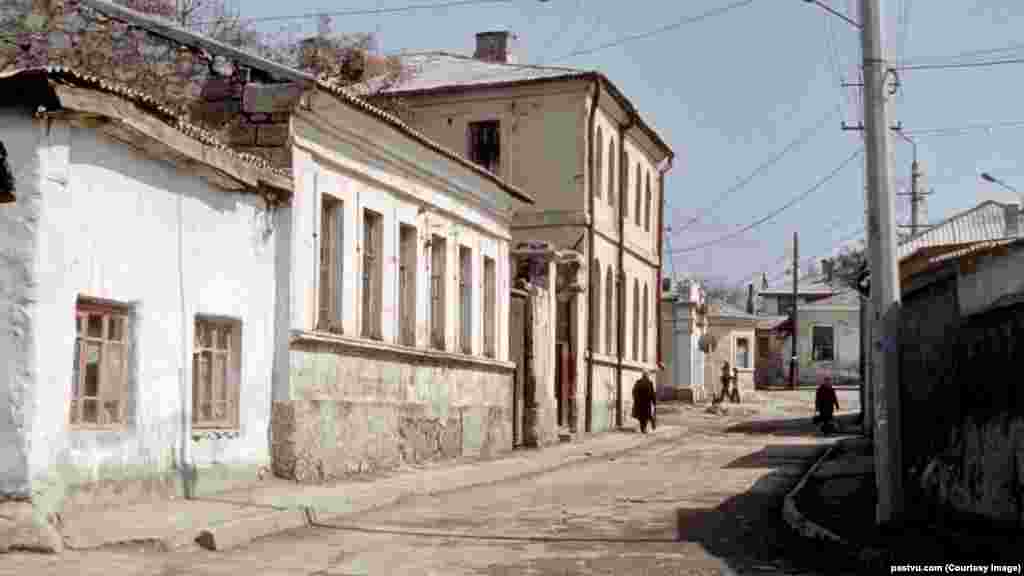 Naselje u Simferopolju, Sovjetska Ukrajina, 1987. godine.Usik je rođen 1987. godine u Simferopolju, na Krimu, tadašnjoj Sovjetskoj Ukrajini. Imao je bezbrižno djetinjstvo, ali se porodica 1992. preselila na sever Ukrajine zbog ekonomske krize nakon raspada SSSR-a. "Da budem iskren – bilo je teško", prisjeća se Usik tog perioda.