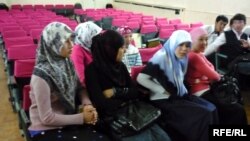 Казахские школьницы в хиджабах. Шымкент, 4 мая 2010 года.