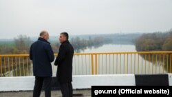  Pavel Filip și Vadim Krasnoselski la redeschiderea podului de la Gura Bîcului