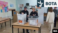 Njerëz duke votuar në Maqedoninë e Veriut.