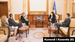 Pamje nga takimi mes kryetares së Kuvendit të Kosovës, Vjosa Osmani dhe shefes së Zyrës së Bashkimit Evropian në Prishtinë.