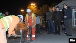 Градоначалникот на општина Центар Владимир Тодоровиќ, премиерот Никола Груевски и градоначалникот на Скопје Коце Трајановски во ноќна обиколка на скопските улици што се реконструираат.