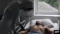 Медицинская сестра рядом с ВИЧ-инфицированным пациентом. Иллюстративное фото.