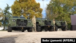 Pripadnik Vojske Crne Gore pored oklopnih vozila