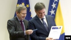 Evropski komesar Johannes Hahn i predsjedavajući Vijeća ministara BiH Denis Zvizdić koji u rukama drži Upitnik Evropske komisije, Sarajevo, decembar 2016.