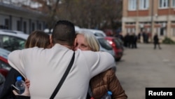 Роднини на настрадани во пожарот во Кочани пред кочанската болница