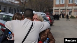 Familjarët e viktimave të zjarrit në Koçan përballë spitalit të Koçanit.