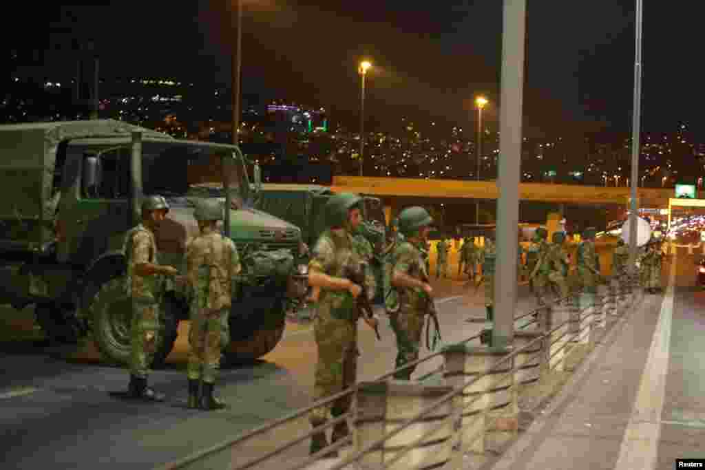 Околу 19:30 на 15 јули членови на турската армија ги блокираа приодите до мостот на Босфор во Истанбул.