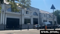 Garajele Leonida sunt situate în apropierea Pieței Victoria.