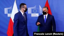 Prim-ministrul polonez Mateusz Morawiecki și cel ungar, Viktor Orban, la Bruxelles