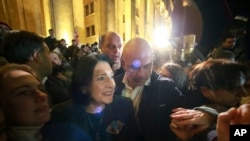 Președinta Zurabișvili participând la unul din primele proteste de stradă împotriva rezultatelor alegerilor din 26 octombrie, la Tbilisi.