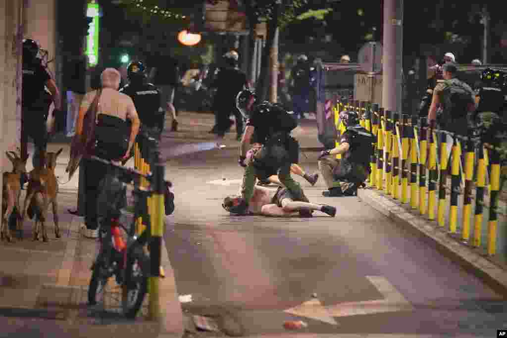 Vučić korábban elutasította az előrehozott választásokat. Az általa vezetett Progresszív Párt koalíciója a 250 parlamenti helyből 156-ot birtokol. Szombaton Vučić azt mondta, hogy a tüntetés mögött nem részletezett „külföldi hatalmak” állnak, hozzátéve: „Az országot meg fogjuk védeni, és a gengszterek bíróság elé fognak állni”