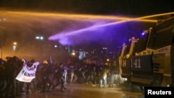 Interventna policija koristi vodene topove da rastjera studente na protestu protiv pritvaranja gradonačelnika Istanbula Ekrema Imamoglua, u Ankari, Turska, 21. marta 2025.