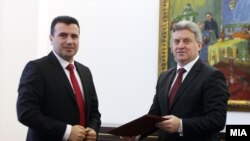 Претседателот на СДСМ Зоран Заев му ги достави на претседателот Ѓорге Иванов потписите од 67 пратеници