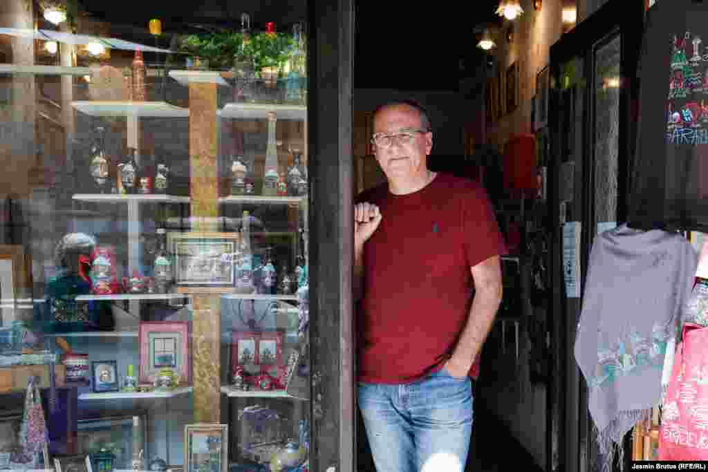 Szarajevó központjában található ajándékboltjában várja a turistákat Adnan Ljubovity.&nbsp;&nbsp; &quot;Tavaly gyakorlatilag megállt itt az élet. Pedig korábban egyre többen jöttek a világ távolabbi részeiről is. Mostanában a legtöbben Szerbiából, kevesebben Horvátországból és Szlovéniából érkeznek&quot; - mondja a boltos.