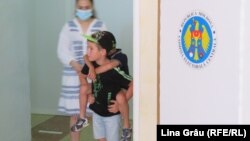 Secția pentru alegătorii din stânga Nistrului de la liceul Gheorghe Asachi din Chișinău, în duminica alegerilor parlamentare anticipate, 11 iulie 2021. 