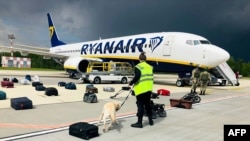 Verificarea bagajelor de pe zborul deturnat Ryanair Boeing 737-8AS, pe aeroportul din Minsk, duminică 23 mai, 2021.