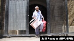Një i burgosur afgan largohet pasi u lirua nga një burg në 8 të Saur, 28 Prill 2021. 