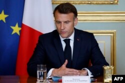 Президент Франции Эммануэль Макрон выступает во время дипломатической встречи с представителями Украины, Великобритании, США и Германии в Елисейском дворце. Париж, 17 апреля 2025 года