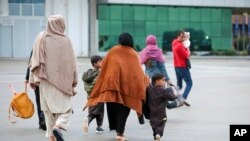 Dolazak Avganistanaca na aerodrom u Prištini, Kosovo, 16. oktobra 2021.