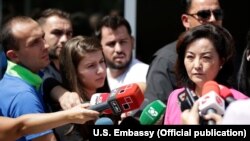 Ambasadorja amerikane në Shqipëri, Yuri Kim, gjatë adresimit të mediave.