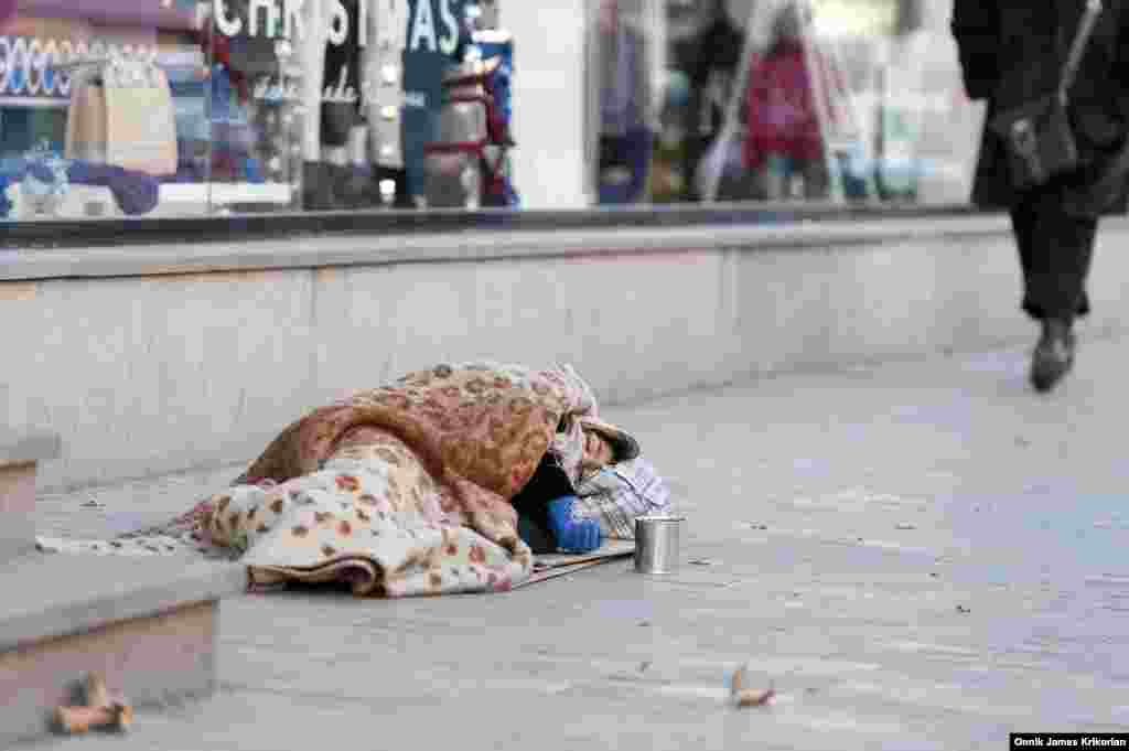 UNICEF-ზე დაყრდნობით, &quot;კარიტას საქართველო&quot; ვარაუდობს, რომ საქართველოში ქუჩაში ცხოვრობს ან მუშაობს 2500-მდე ბავშვი. ისინი ძირითადად მთავარ ქუჩებზე ან დიდ კომერციულ უბნებში ჩნდებიან.