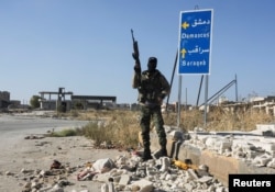 Боевик повстанцев на въезде в город Саракеб на северо-западе провинции Идлиб. Сирия, 1 декабря 2024 года