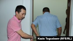 30-летний житель Алматы Асет Нуржаубай после завершения судебного заседания в Медеуском районном суде. Алматы, 16 августа 2018 года. 