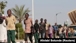 Oslobođeni nigerijski dječaci u povratku kući, 17. decembar 2020. 