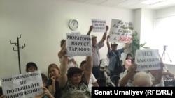 Гражданские активисты в Уральске во время общественных слушаний по вопросу повышения цен за свет. 13 августа 2015 года.