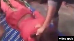 Мужчины избивают трансгендера в Пакистане. Кадр из видеоролика.